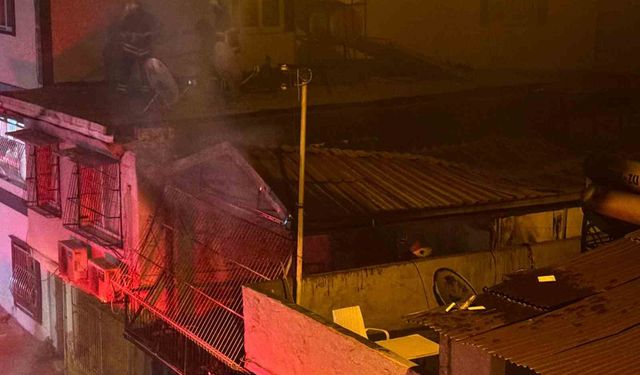 Seyhan’da Korkutan Yangın! Ev Bir Anda Alev Topuna Döndü