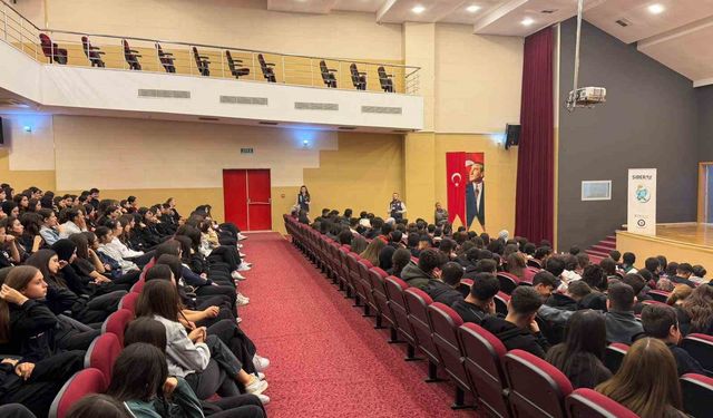 “Sosyal Medyada Dikkat!” Adana’da Gençler İçin Teknoloji Semineri