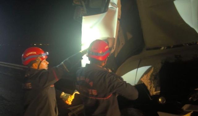 Emniyet Şeridindeki Otobüse Tır Çarptı! 1’i Ağır 14 Yaralı