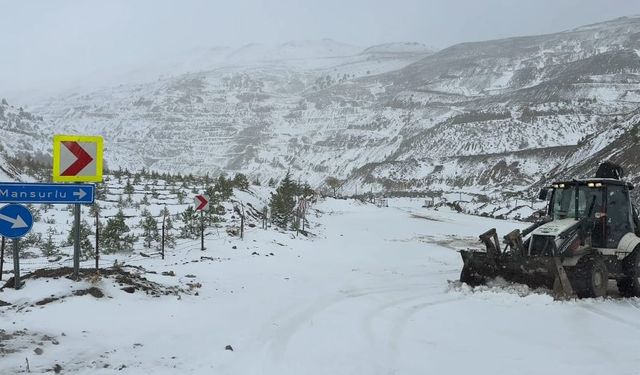 Feke’de Yoğun Kar Yağışı! Mahalleler Beyaza Büründü