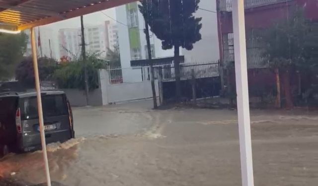 Adana’da Kısa Süreli Yağmur Yolları Nehre Çevirdi!