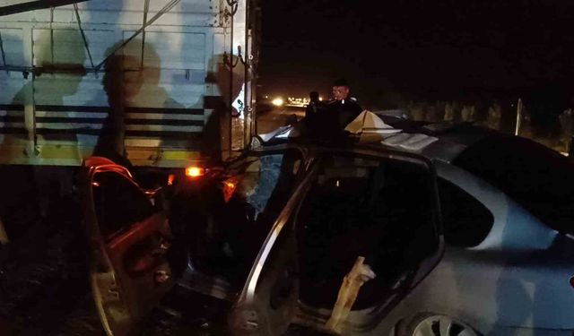 Kozan’da Feci Çarpışma! Otomobil Kamyona Girdi: 2 Yaralı!