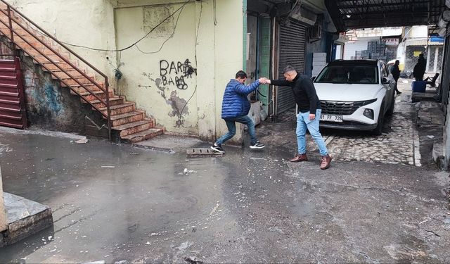 Adana’da Esnaf İsyanda: Kanalizasyon Bir Yıldır Tıkalı