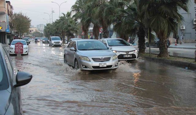 Adana’da Ana Su Borusu Patladı: Yollar Göle Döndü, Trafik Durma Noktasına Geldi