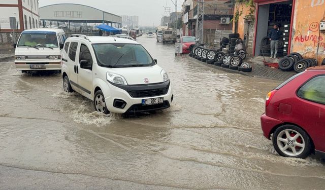 Semt Pazarı Göle Döndü! Esnaf Yağmurla Mücadele Etti
