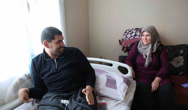 24 Yıldır Sırtında Taşındı, Şimdi Pencereden Hayata Sarılıyor