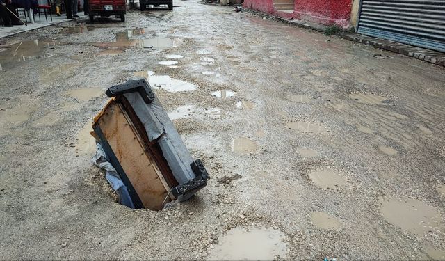 Altyapı Çalışması Bitmeyince Cadde Göçtü!