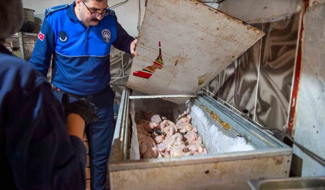 Kurtlanmış Salça ve Turşu! Hijyensiz Dönerci Mühürlendi