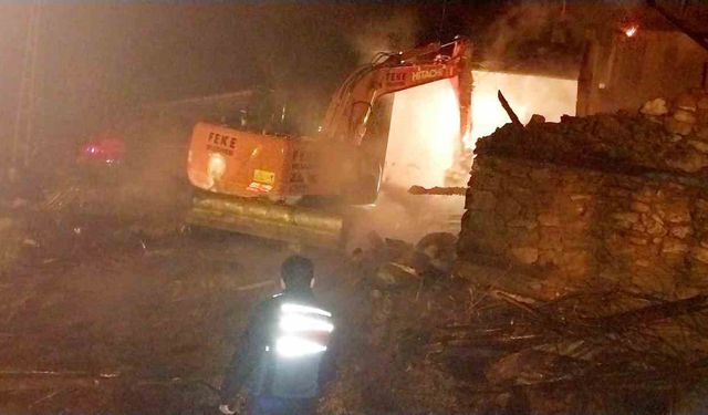 Feke’de Gece Yarısı Alev Paniği! Ev Kül Oldu, Lojman Zarar Gördü