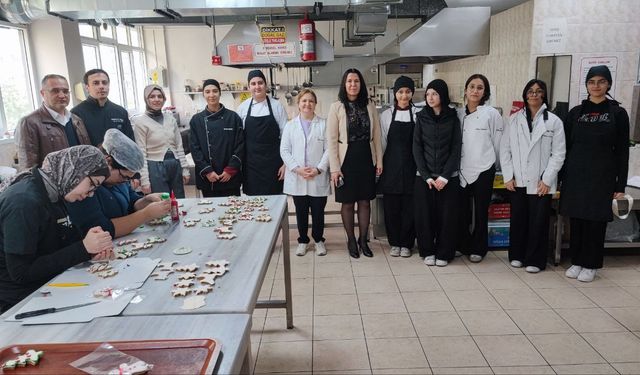 Adana’da Meslek Lisesinden Örnek Proje: Öğrenciler Halka Açık Kafe İşletiyor