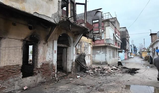 Adana’da Gece Yarısı Büyük Gürültü! Metruk Bina Çöktü, Mahalle Şoke Oldu!