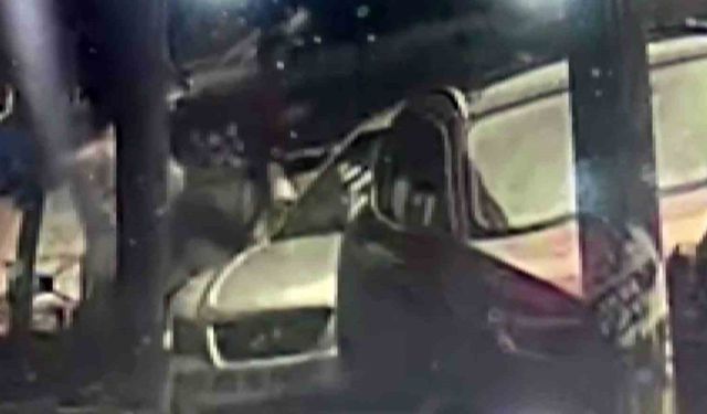 Park Halindeki Araca Nedensiz Saldırı Kameraya Yansıdı