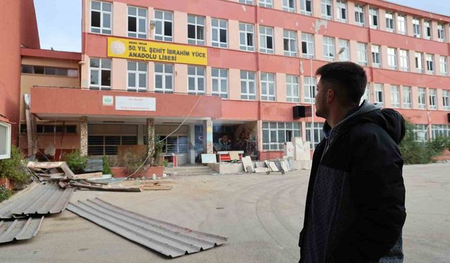 Kozan’da 50 Yıllık Okula Veda: Mezunlar Son Kez Gezdi