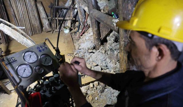 700 Metre Altında Yaşam Mücadelesi! Feke’de Çinko Üreten Madencilerin Zorlu Mesaisi