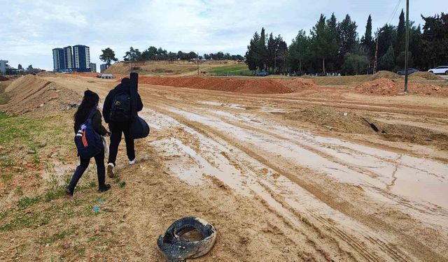 15 Yıllık Okulun Yolu Hâlâ Yok: Öğrenciler Çamur İçinde Eğitim Görüyor