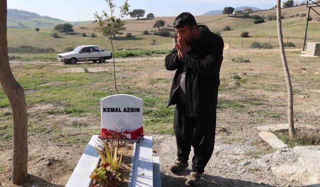 Karne Gününde Kahreden Ziyaret: Baba Oğlunun Mezarı Başında Gözyaşı Döktü
