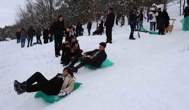 Adana’nın Zirvesinde Leğenle Kayak! Toroslar’da Renkli Festival