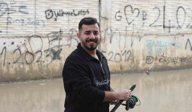 Adana’da Sokak Göle Döndü, Esnaf Olta Attı