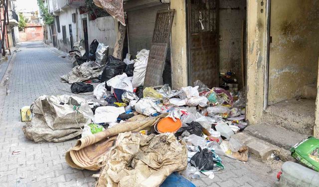 Adana’da Şikâyet Yağan Evden Kamyon Dolusu Çöp Çıktı