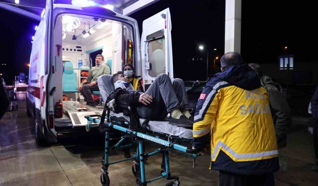 Adana’da Servis Minibüsü Devrildi: 13 İşçi Yaralandı