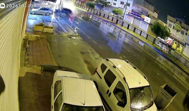 Adana’da Gece Yarısı Kaza: Otomobil 4 Araca Birden Çarptı