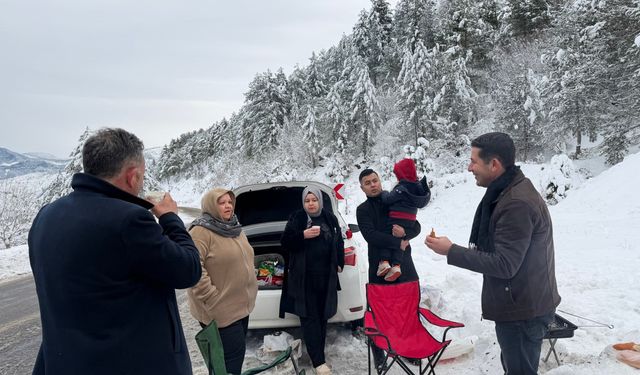 Feke’de Kar Hayatı Durdurdu! Yollar Kapanınca Ekipler Seferber Oldu