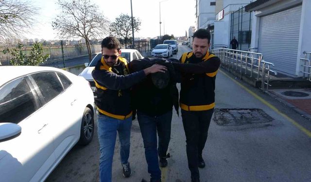Adana’da Trafikte Kasklı Öfke! Servisin Camını Kırdı