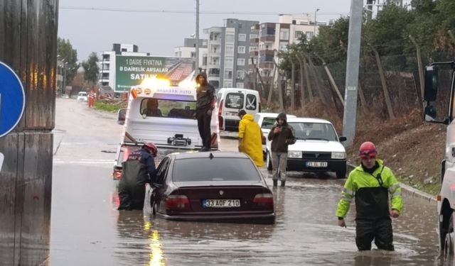Adana’yı Sağanak Vurdu: Caddeler Göle Döndü, Araçlar Yolda Kaldı