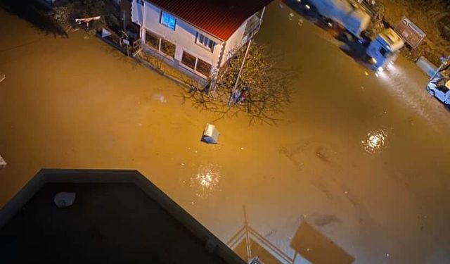 Adana’da Sağanak Felaketi: Cadde Göle Döndü