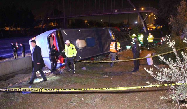 Adana Otoyolunda Korku Dolu Anlar: Yolcu Otobüsü Devrildi