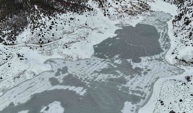 ‘Adana’nın Sibiryası’nda Baraj Dondu