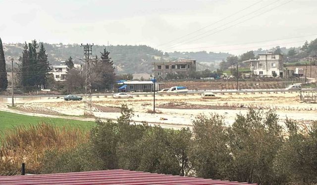 Adana’da Sağanak Felaketi: Araçlar Yolda Kaldı, Evleri Su Bastı