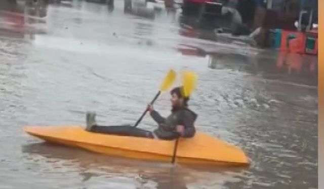 Adana’da Sağanak Sonrası İlginç Anlar: Sokakta Kano Keyfi