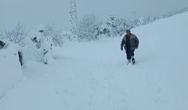 Adana’nın İki İlçesinde Gece Bastırdı, Sabah Her Yer Beyaza Büründü