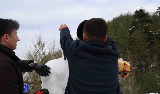 Kozan Yaylalarında Kar Şenliği: Sucuk Ekmekli Kardan Adam Görenleri Güldürdü