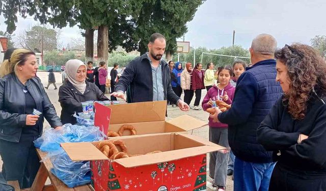 Adana’da Yürekleri Isıtan Etkinlik: Şehitler Anısına Simit Dağıtıldı