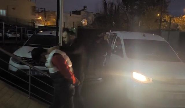 Market Kameraları Kaydetti: Parfümü Sıkıp Alıp Gittiler