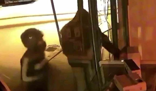 Adana’da Telefoncuya Parke Taşıyla Baskın! O Anlar Kamerada