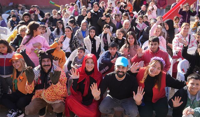 Seyhan’da Sömestir Şenliği: Kırmızı Başlıklı Kız Mahalleye Geldi