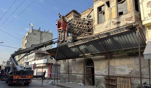 Adana’da Tarihi Binada Korkutan Çökme! Cadde Trafiğe Kapatıldı
