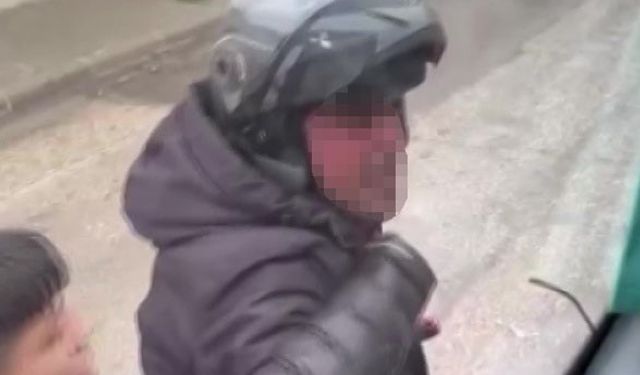 Adana’da Trafikte Sinirler Gerildi: Kaskıyla Servis Camını Parçaladı