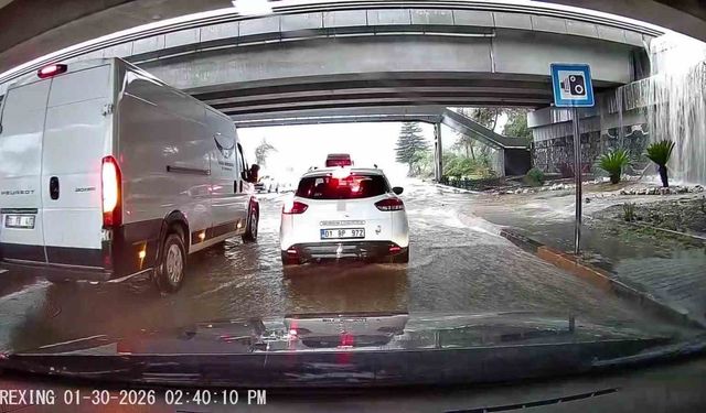 Sağanak Felakete Dönüştü: Hortum Oluştu, Araçlar Mahsur Kaldı