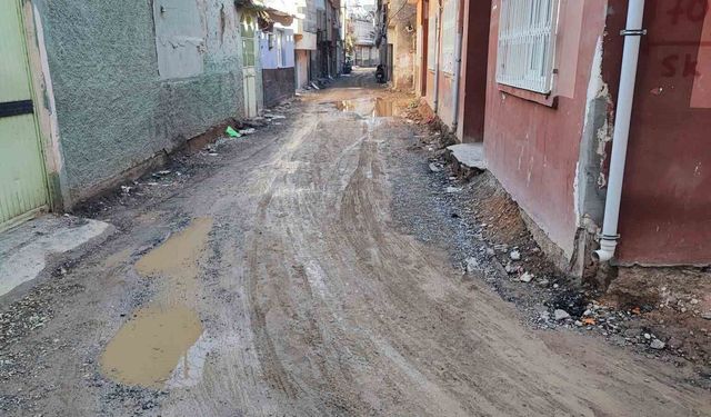 Seyhan’da Altyapı Tepkisi: Kış Ortasında Yollar Köstebek Tarlasına Döndü