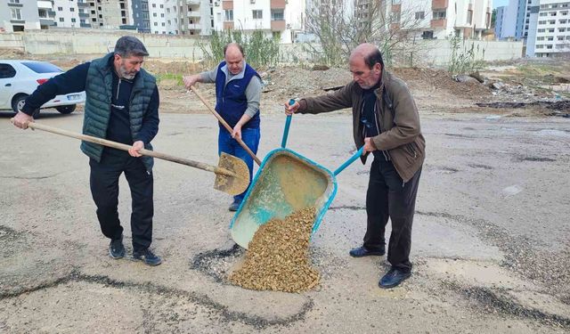 Adana’da Vatandaş İsyanı! Belediyeden Çözüm Gelmeyince Kürekleri Kapıp Yola İndiler