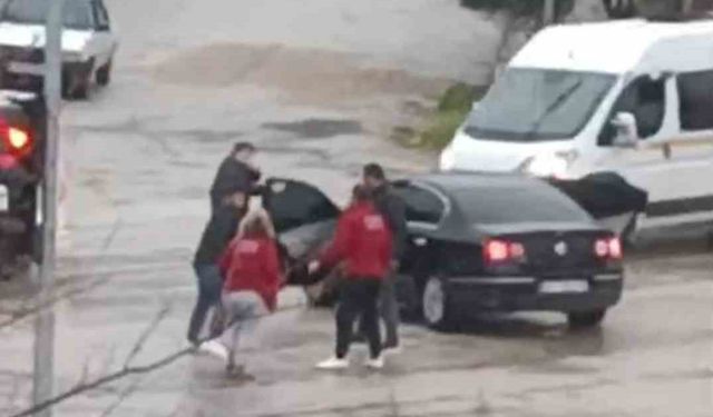 Trafikte Tartışma Büyüdü: Kadın Sopa ile Kavgaya Karıştı