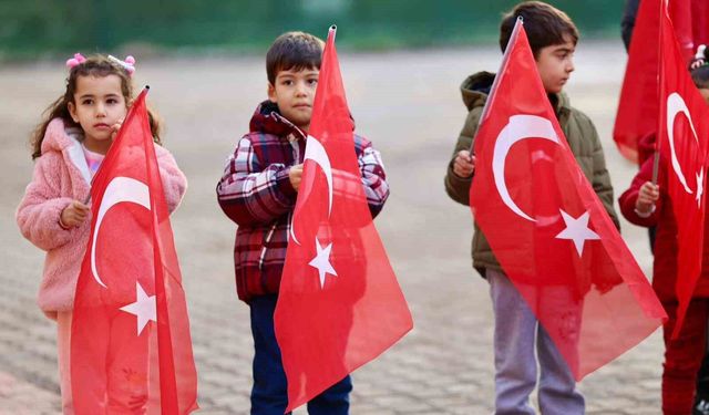 Öğrenciler Ellerinde Türk Bayraklarıyla Okula Gitti