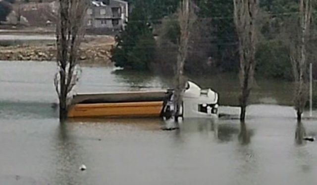 Çatalan’da Kapaklar Açıldı, Köy Sular Altında Kaldı!