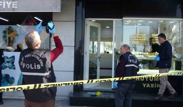 Adana’da Film Gibi Soygun! Camı Kırıp 4 Bilezikle Kaçtı