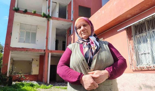 Ağır Hasarlı Bina Yanındaki Aileyi Uykusuz Bırakıyor