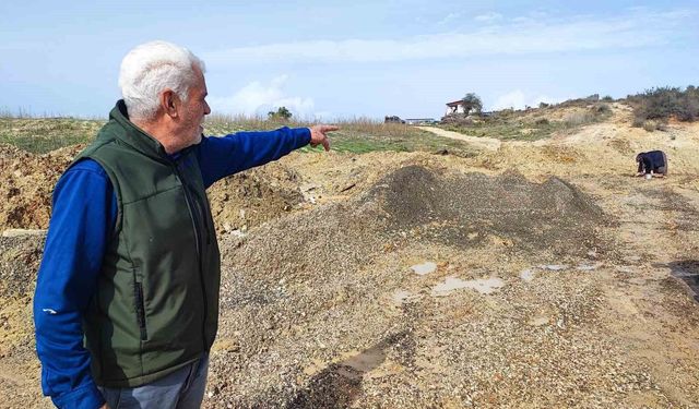 Depremzede Ailenin Prefabrik Evine Giden Tek Yol Kazıldı